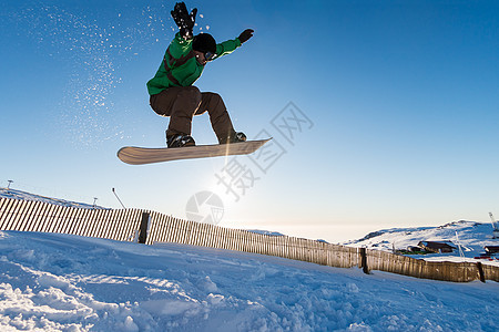 跳跃时滑雪者娱乐滑雪板运动蓝色滑雪男人速度天空季节空气图片
