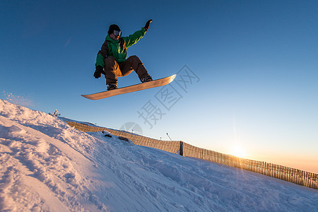 跳跃时滑雪者竞争娱乐男人空气运动下坡太阳滑雪板乐趣青少年图片