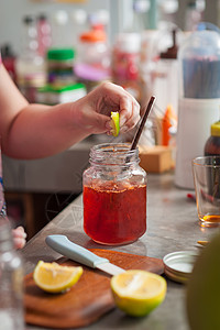 制作泰国柠檬茶的过程咖啡店女士厨房柠檬酿造饮料玻璃液体图片