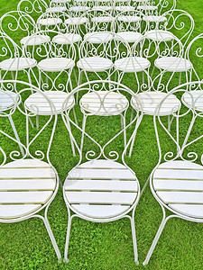 绿色草地上的白椅子图片