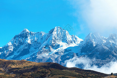 高山顶上有帐篷的营地全景假期蓝色爬坡冻结天空顶峰太阳运动干城图片