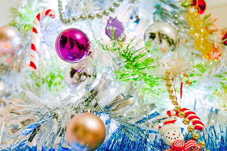 白色的圣诞树 装饰着多彩物品图片