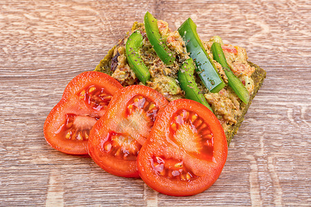 配着辣椒和西红柿的鲜面包小吃食物饮食盘子胡椒蔬菜午餐绿色营养棕色图片