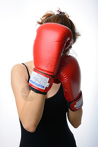 美丽的亚洲女人 用红色拳击手套保护着她的脸图片