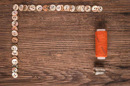 缝针缝合针和橙色线 准备缝纫 按钮框卷轴乐器夹子裁缝手工框架刀刃工具乡村木头图片
