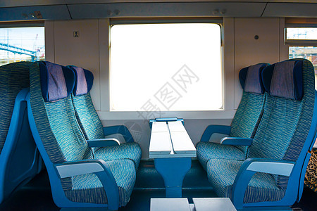 现代列车座位长椅民众旅行铁路运输班级窗户运动椅子火车图片