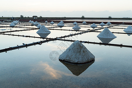 海盐养殖场的盐盐矿物食物水晶薄片农场太阳文化香料传统海岸图片