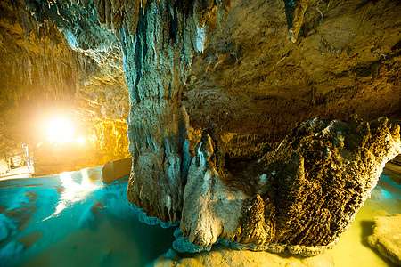 Gyukusendo洞穴内湖图片