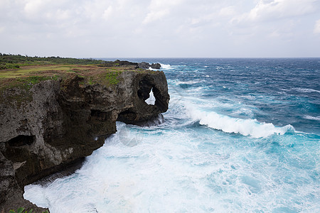 日本冲绳曼扎角编队蓝色悬崖岩石晴天土地村庄地质学石头珊瑚图片