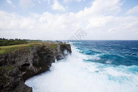 冲绳的曼扎莫角珊瑚岩石悬崖晴天石头编队海洋场景海岸半岛图片