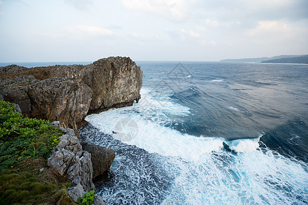 海洋和悬崖流动愤怒冲浪蓝色液体岩石支撑荒野休息石头图片