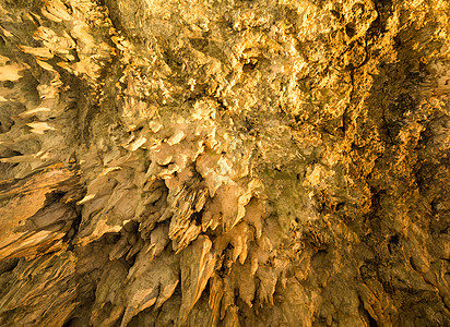 日本山洞中的定点石图片