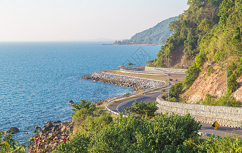 海边的弯曲道路图片