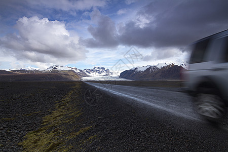 离山直径公路的越野车沥青旅行孤独地平线天空越野轮子岩石地形速度图片
