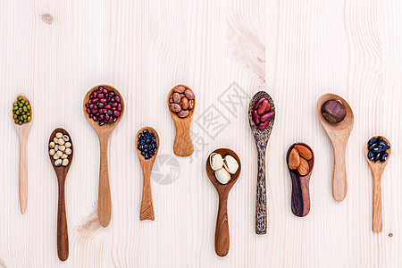 用木制的木制勺子把豆子和扁豆放在木制板上大豆蔬菜粮食厨房饮食平衡产品花斑营养奶制品图片
