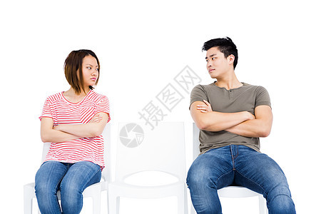 小情侣互相视而不见男人女性椅子男性服装分歧夫妻女士斗争争议图片