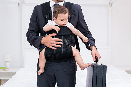持有公文包时怀着婴儿的父亲的中产区图片