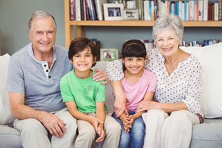 孙子孙女们快乐 祖父母坐在家里图片