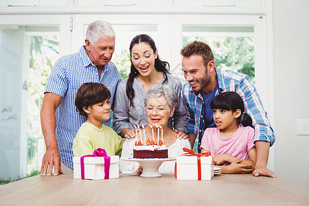 外婆生日派对上幸福的一家人图片