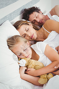 父母与女儿睡在一起的高角度视角观图片