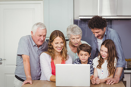 厨房使用膝上型电脑的家庭女士笔记本老年房子父母孙女老年人女孩祖母兄弟图片