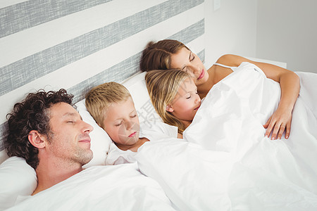 家庭在床上放松的高度角度视角图片