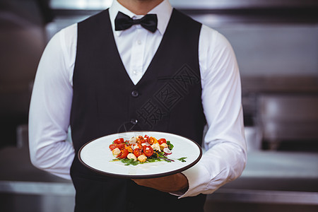 拿着盘子的英俊服务员服务微笑男性美食食物衬衫托盘餐厅沙拉男人背景图片