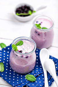 蓝莓酸酸奶饮食薄荷美食产品勺子玻璃桌子奶制品乡村厨房图片