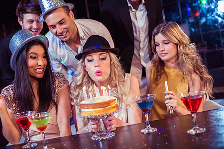 庆祝生日的朋友们欢庆快乐闲暇女性活动派对俱乐部异国朋友感情帽子夜店图片