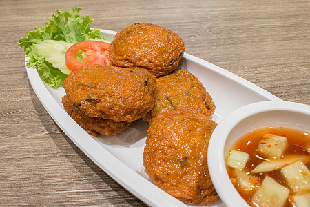 泰国油炸鱼粉球 泰国风格鱼饼沙拉香料蛋糕美食午餐盘子辣椒菜单文化烹饪图片