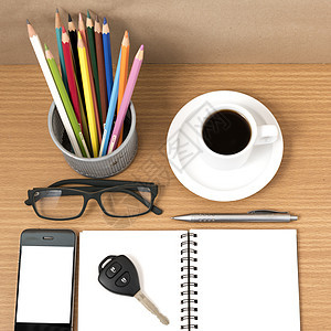 办公桌 咖啡和电话 配有钥匙 眼镜 注纸 笔记本办公室杯子电脑桌子日历商业工作木头职场空白图片