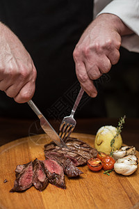 牛排熟度烤牛肉牛排美食厨师炙烤盘子木头桌子柠檬男人食物牛扒背景