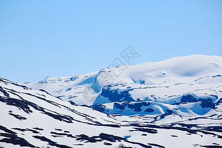 春季山谷地貌顶峰爬坡蓝色白色风景岩石天空背景图片