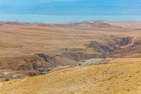 远处的山沙漠山地景观 约旦 中东地标峡谷土地风景旅游游客冒险天空地形岩石背景