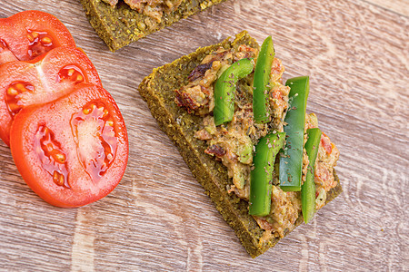 配着辣椒和西红柿的鲜面包绿色小吃盘子胡椒蔬菜午餐营养食物饮食棕色图片