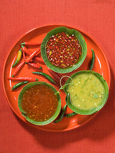 热辣酱辣酱红色辣椒食物香菜健康蔬菜托盘洋葱绿色图片