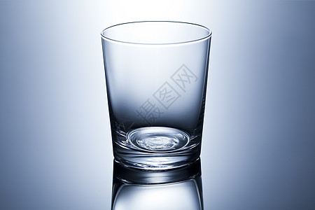 在水中装有荧光玻璃板的玻璃杯解决方案药品疼痛药店液体冒泡疾病玻璃气泡治疗图片