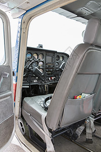 Cessna 172平面的一部分轴器机身翅膀引擎拖拉机飞机尾巴飞行座舱铸币图片