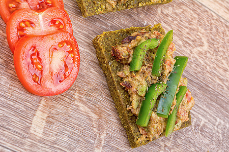 配着辣椒和西红柿的鲜面包饮食蔬菜午餐棕色小吃绿色胡椒食物营养盘子图片