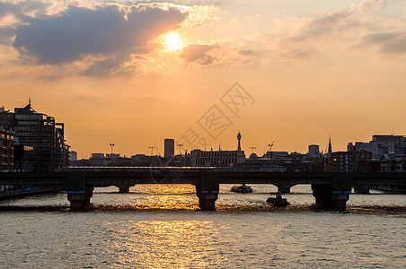 伦敦的泰晤士河天际建筑物剪影地标河岸风景反射城市日落景观图片