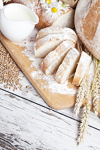 早餐 面包面包 各种小麦耳食面包和草纸烘烤食品食物大麦牛奶玉米馒头蜂蜜纤维烹饪图片