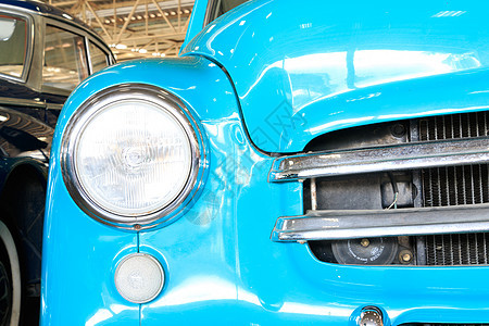 接近前灯灯光亮光的古典车 Vintage 特效样式炙烤发动机车辆展示金属合金蓝色运输大灯机器图片
