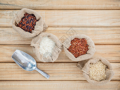 传统泰河水稻为健康而最佳米饭豆子纤维荒野勺子麻袋谷物食物大麦电子玉米图片