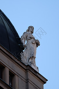 位于萨格勒布的Ban Jelacic广场上的旧城楼顶雕像图片