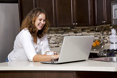 厨房里的女人快乐家庭咖啡公寓笔记本柜台网络女性互联网技术图片