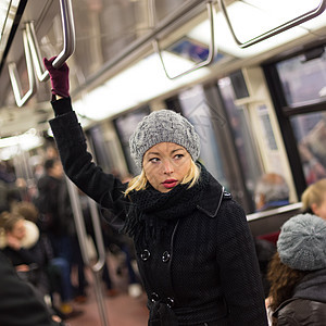 地铁上的女人车辆服务团体民众乘客交通航程火车旅游铁路图片