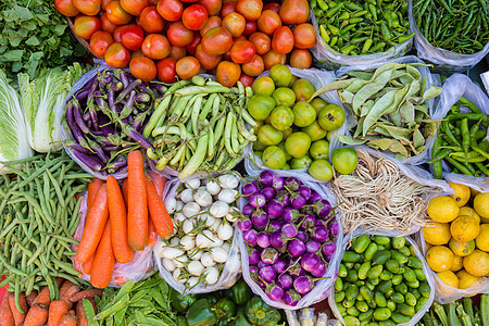 多彩新鲜的水果和蔬菜胡椒辣椒摊位食物店铺豆子市场异国柠檬青菜图片