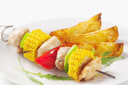 Shish kebab和马铃薯杂草烧烤胡椒油炸青椒盘子主菜辣椒蔬菜食物玉米图片
