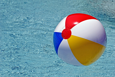 游泳池中充满多彩的海滩球图片