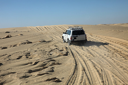 沙漠中的汽车旅行沙景灰尘游客天空农村假期驱动旅游车辆图片
